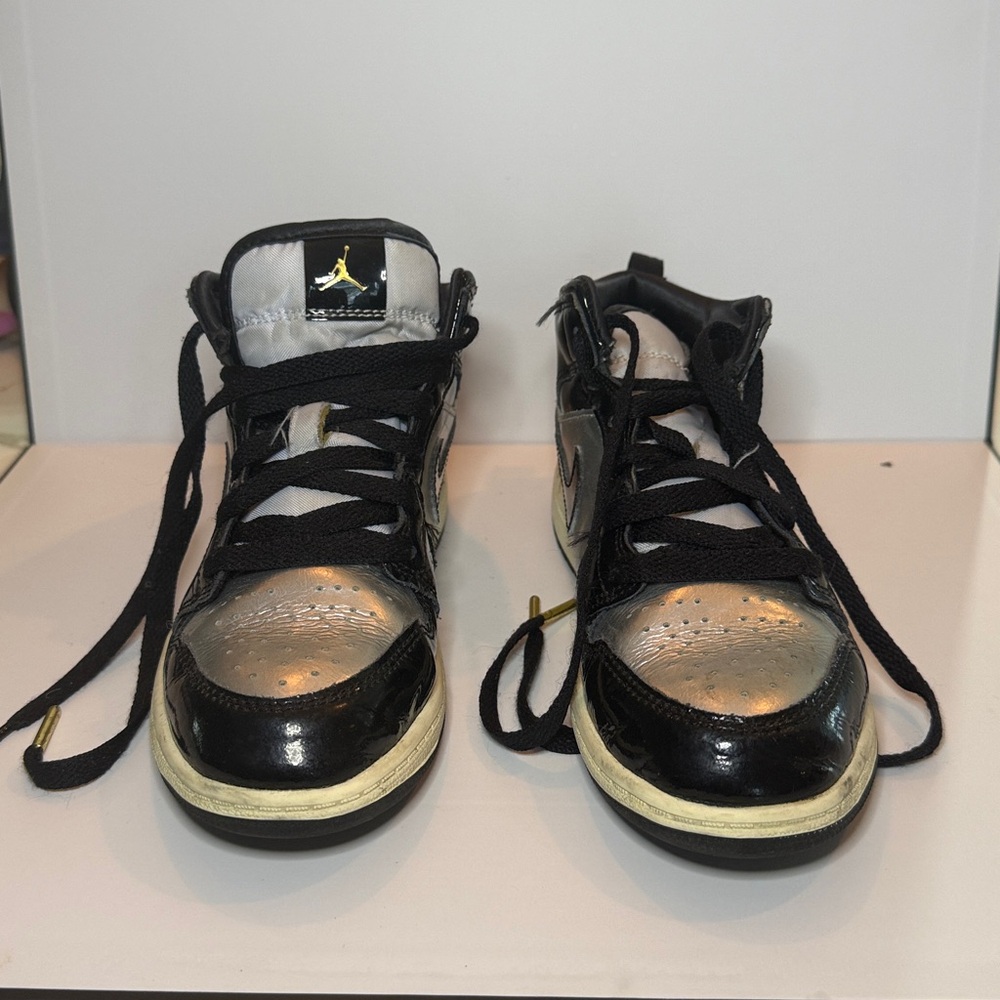 Nike Air Jordan 1 Mid Kids – Black & Metallic Silver (US 2.5 / EU 34)